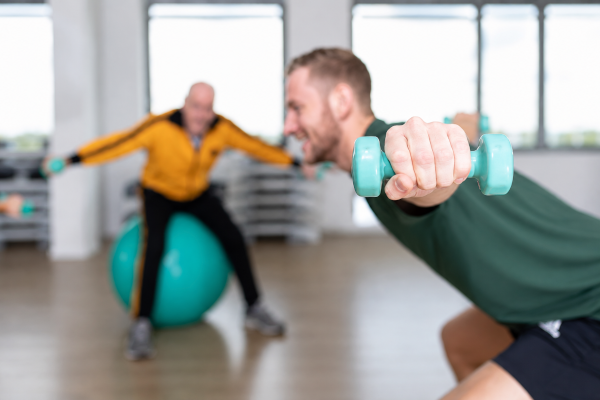Sportler mit Hantel